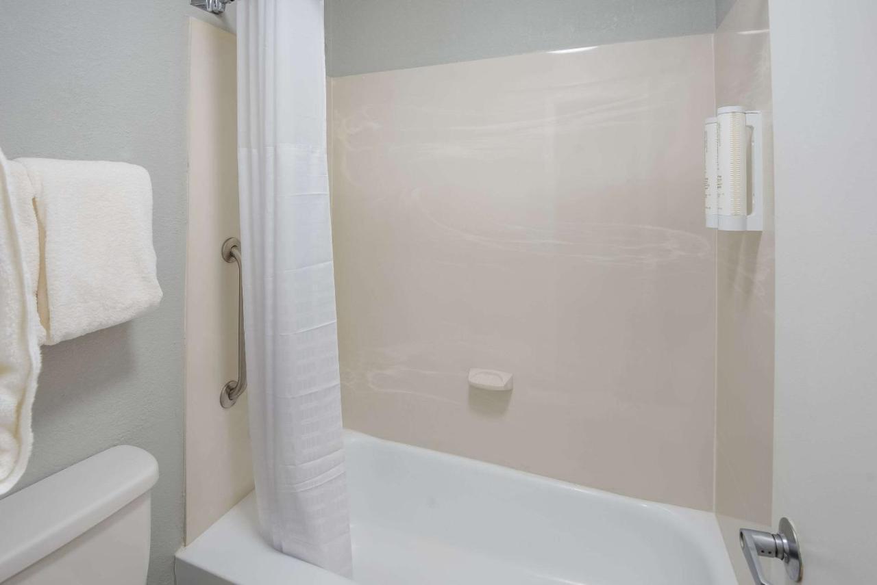 Hotel Clarion Pointe Indianapolis Northeast Castelton Exterior foto